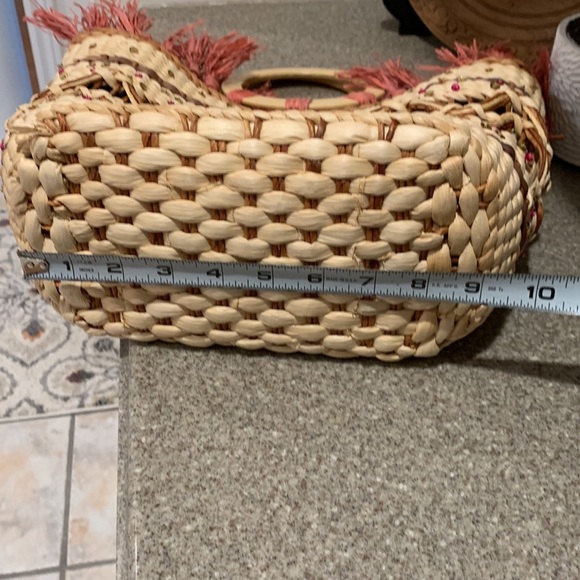 Sondra Roberts Coral Straw Woven Wood Ring Handle Beach Bag with Fringes - Picture 12 of 16